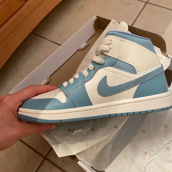 Women Air Jordan 1 mid - Picture 6 of 8